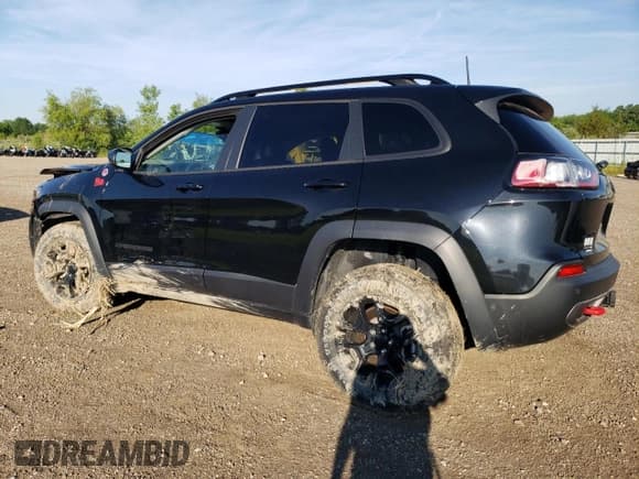 ✅ 2023 Jeep Cherokee Trailhawk • VIN: 1C4PJMBN8PD111961 • Lot: 61957794. Wystawiony na Copart z przebiegiem 13 079 mil. Bezpłatny archiwum sprzedaży aukcyjnych z USA i szczegółowy raport historii pojazdu na DreamBid. Zdjęcie 2.