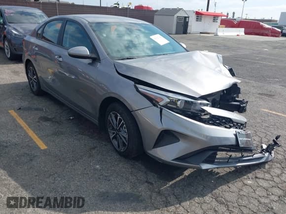 ✅ 2024 Kia Forte LXS • VIN: 3KPF24AD0RE725647 • Lot: 43627494. Wystawiony na IAAI z przebiegiem 13 019 mil. Bezpłatny archiwum sprzedaży aukcyjnych z USA i szczegółowy raport historii pojazdu na DreamBid. Zdjęcie 1.