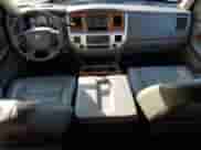 2007 Dodge 3500 Laramie z VIN 3D7MX39A47G801021, wystawiony jako Copart lot #69497085 z przebiegiem 163 637 mil mil oraz Czysty tytuł • Clean title. Historia ofert i sprzedaży dostępna na DreamBid. Obrazek 8.