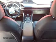 ✅ 2025 Mazda 3 S Select Sport • VIN: JM1BPABM4S1767082 • Lot: 59821135. Wystawiony na Copart z przebiegiem 6 831 mil. Bezpłatny archiwum sprzedaży aukcyjnych z USA i szczegółowy raport historii pojazdu na DreamBid. Zdjęcie 8.
