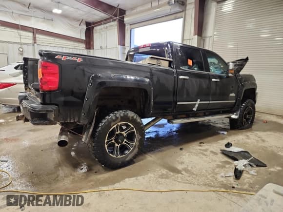 ✅ 2015 Chevrolet Silverado 2500HD High Country • VIN: 1GC1KXE83FF638092 • Лот: 92230045. Опубликован ранее на Copart с пробегом Не указан. Бесплатный доступ к архиву аукционных продаж из США и подробный отчёт об истории автомобиля на DreamBid. Изображение 3.