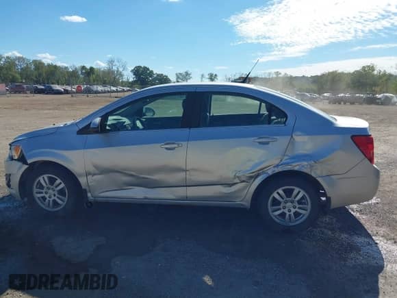 2012 Chevrolet Sonic LT z VIN 1G1JD5SB9C4120406, wystawiony jako IAAI lot #43389534 z przebiegiem 132 373 mil mil oraz . Historia ofert i sprzedaży dostępna na DreamBid. Obrazek 14.