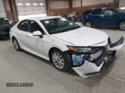 ✅ 2022 Toyota Camry LE • VIN: 4T1C11BK8NU050915 • Lot: 43459428. Wystawiony na IAAI z przebiegiem 64 465 mil. Bezpłatny archiwum sprzedaży aukcyjnych z USA i szczegółowy raport historii pojazdu na DreamBid. Zdjęcie 1.