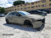 ✅ 2024 Mazda 3 Carbon Edition • VIN: JM1BPBYY4R1704817 • Lot: 82060155. Wystawiony na Copart z przebiegiem 8 435 mil. Bezpłatny archiwum sprzedaży aukcyjnych z USA i szczegółowy raport historii pojazdu na DreamBid. Zdjęcie 4.