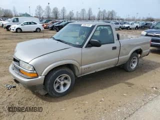 ✅ 1999 Chevrolet S-10 LS • VIN: 1GCCS1448XK165304 • Лот: 46847404. Опубликован ранее на Copart с пробегом 82 632 миль. Бесплатный доступ к архиву аукционных продаж из США и подробный отчёт об истории автомобиля на DreamBid. Изображение 1.