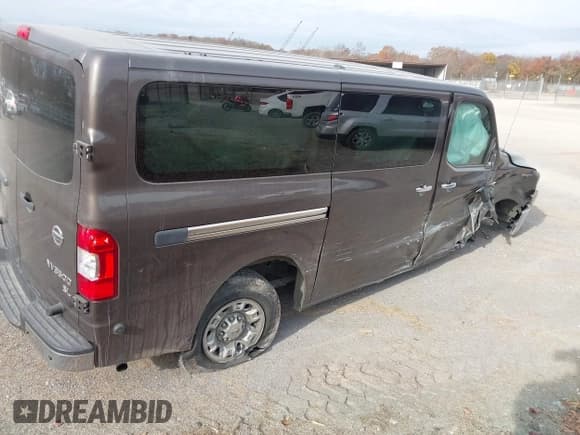 ✅ 2018 Nissan NV 3500 HD SL • VIN: 5BZAF0AA2JN850131 • Lot: 43685889. Wystawiony na IAAI z przebiegiem 236 719 mil. Bezpłatny archiwum sprzedaży aukcyjnych z USA i szczegółowy raport historii pojazdu na DreamBid. Zdjęcie 4.