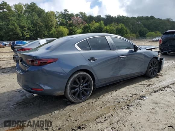 ✅ 2024 Mazda 3 S Carbon Edition • VIN: 3MZBPBCM6RM408217 • Lot: 81159455. Wystawiony na Copart z przebiegiem Nie podano. Bezpłatny archiwum sprzedaży aukcyjnych z USA i szczegółowy raport historii pojazdu na DreamBid. Zdjęcie 3.
