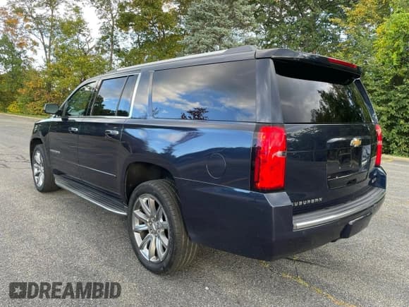 ✅ 2017 Chevrolet Suburban Premier • VIN: 1GNSKJKCXHR240591 • Lot: 91875275. Wystawiony na Copart z przebiegiem 305 907 mil. Bezpłatny archiwum sprzedaży aukcyjnych z USA i szczegółowy raport historii pojazdu na DreamBid. Zdjęcie 3.