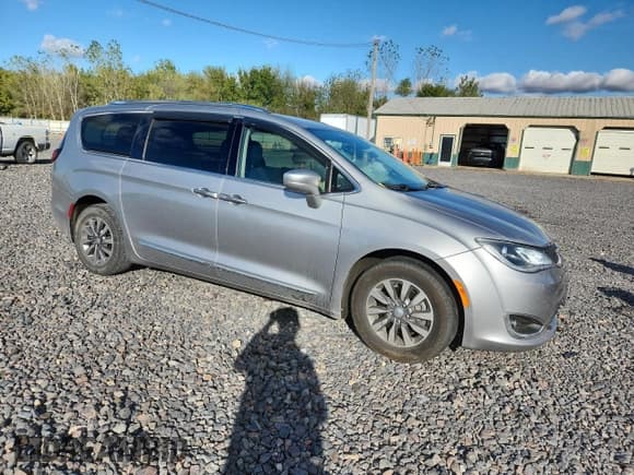 ✅ 2019 Chrysler Pacifica Touring L Plus • VIN: 2C4RC1EG1KR599915 • Lot: 82344215. Listed on Copart with 127,279 mi. Free auction sales archive from the USA and detailed vehicle history report at DreamBid. Image 4.