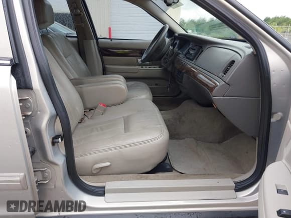 ✅ 2010 Mercury Grand Marquis LS • VIN: 2MEBM7FV7AX632424 • Лот: 42915550. Опубликован ранее на IAAI с пробегом 174 380 миль. Бесплатный доступ к архиву аукционных продаж из США и подробный отчёт об истории автомобиля на DreamBid. Изображение 5.