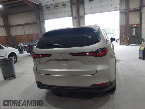 ✅ 2025 Mazda CX-90 Preferred • VIN: JM3KKBHD7S1221377 • Lot: 43114393. Wystawiony na IAAI z przebiegiem 8 991 mil. Bezpłatny archiwum sprzedaży aukcyjnych z USA i szczegółowy raport historii pojazdu na DreamBid. Zdjęcie 17.