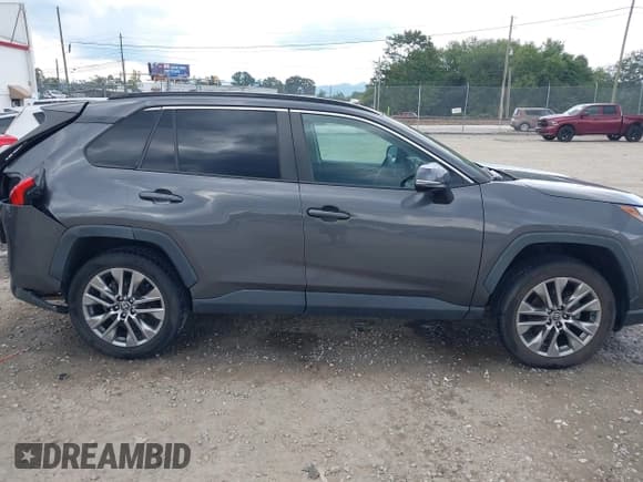 ✅ 2022 Toyota RAV4 XLE Premium • VIN: 2T3C1RFV8NC192922 • Lot: 43090288. Wystawiony na IAAI z przebiegiem 59 460 mil. Bezpłatny archiwum sprzedaży aukcyjnych z USA i szczegółowy raport historii pojazdu na DreamBid. Zdjęcie 13.