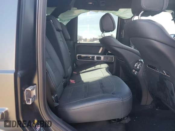 ✅ 2024 Mercedes-Benz G 63 AMG • VIN: W1NYC7HJ2RX504532 • Lot: 46419745. Wystawiony na Copart z przebiegiem 4 355 mil. Bezpłatny archiwum sprzedaży aukcyjnych z USA i szczegółowy raport historii pojazdu na DreamBid. Zdjęcie 11.