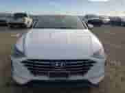 2020 Hyundai Sonata SE z VIN 5NPEG4JA1LH004081, wystawiony jako Copart lot #70027302 z przebiegiem 46 896 mil mil oraz . Historia ofert i sprzedaży dostępna na DreamBid. Obrazek 5.