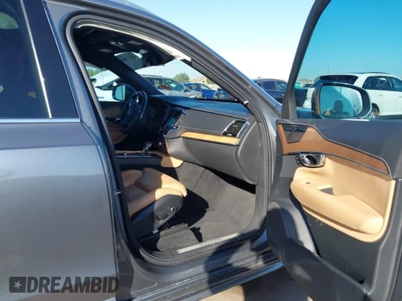 ✅ 2019 Volvo XC90 Inscription • VIN: YV4A22PL0K1420667 • Lot: 43623988. Wystawiony na IAAI z przebiegiem 87 549 mil. Bezpłatny archiwum sprzedaży aukcyjnych z USA i szczegółowy raport historii pojazdu na DreamBid. Zdjęcie 5.