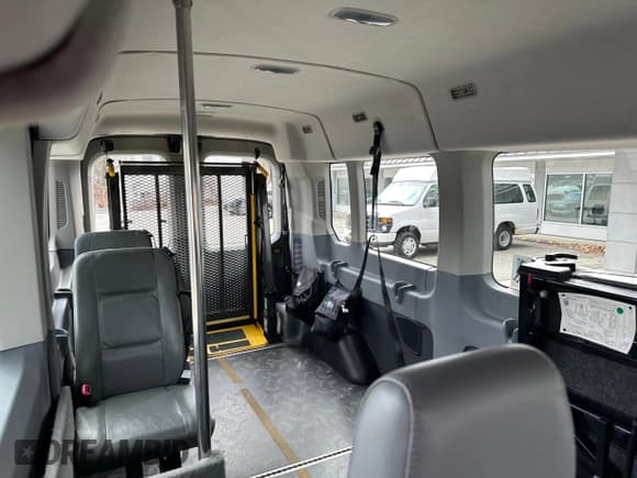 ✅ 2017 Ford Transit XL • VIN: 1FDZX2CM3HKA03113 • Lot: 51824525. Wystawiony na Copart z przebiegiem 286 987 mil. Bezpłatny archiwum sprzedaży aukcyjnych z USA i szczegółowy raport historii pojazdu na DreamBid. Zdjęcie 6.