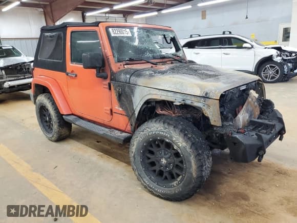 ✅ 2015 Jeep Wrangler Sahara • VIN: 1C4AJWBGXFL648984 • Lot: 82290015. Wystawiony na Copart z przebiegiem Nie podano. Bezpłatny archiwum sprzedaży aukcyjnych z USA i szczegółowy raport historii pojazdu na DreamBid. Zdjęcie 4.