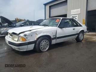 ✅ 1989 Ford Mustang • VIN: 1FABP41E6KF250421 • Lot: 63600115. Wystawiony na Copart z przebiegiem 85 526 mil. Bezpłatny archiwum sprzedaży aukcyjnych z USA i szczegółowy raport historii pojazdu na DreamBid. Zdjęcie 1.