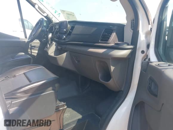 ✅ 2020 Ford Transit Cargo • VIN: 1FTYE1C82LKA63573 • Lot: 42900119. Wystawiony na IAAI z przebiegiem 218 177 mil. Bezpłatny archiwum sprzedaży aukcyjnych z USA i szczegółowy raport historii pojazdu na DreamBid. Zdjęcie 5.