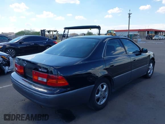 ✅ 1998 Lexus ES 300 • VIN: JT8BF28G8W0106501 • Lot: 42299178. Wystawiony na IAAI z przebiegiem 277 165 mil. Bezpłatny archiwum sprzedaży aukcyjnych z USA i szczegółowy raport historii pojazdu na DreamBid. Zdjęcie 4.