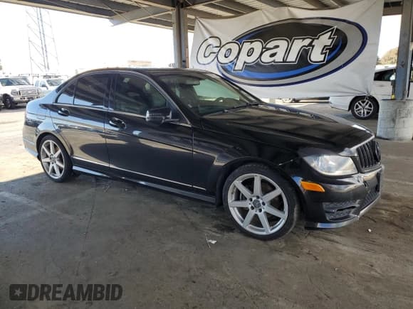 ✅ 2014 Mercedes-Benz C 250 Sport • VIN: WDDGF4HB2EA965069 • Lot: 93339225. Wystawiony na Copart z przebiegiem 270 232 mil. Bezpłatny archiwum sprzedaży aukcyjnych z USA i szczegółowy raport historii pojazdu na DreamBid. Zdjęcie 4.