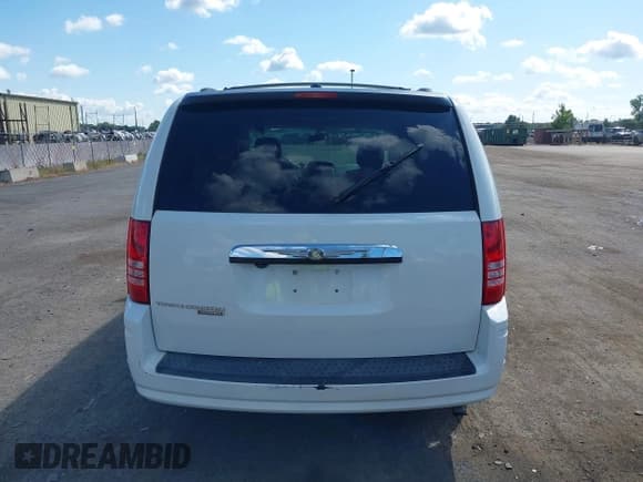 ✅ 2008 Chrysler Town & Country Touring • VIN: 2A8HR54PX8R108343 • Lot: 43082645. Listed on IAAI with 123,954 mi. Free auction sales archive from the USA and detailed vehicle history report at DreamBid. Image 16.