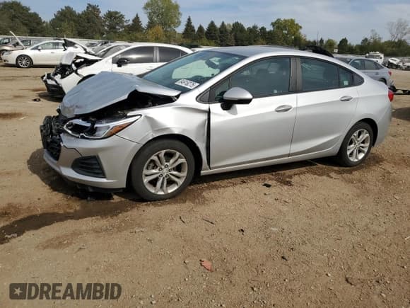 ✅ 2019 Chevrolet Cruze LS • VIN: 1G1BC5SM0K7138783 • Lot: 84916275. Listed on Copart with 145,810 mi. Free auction sales archive from the USA and detailed vehicle history report at DreamBid. Image 1.