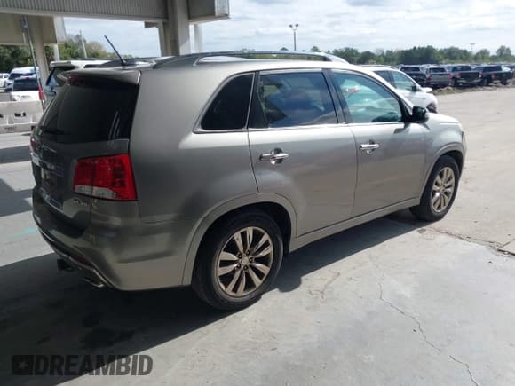✅ 2011 Kia Sorento SX • VIN: 5XYKW4A23BG135324 • Lot: 43900649. Listed on IAAI with 276,749 mi. Free auction sales archive from the USA and detailed vehicle history report at DreamBid. Image 4.