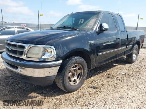 ✅ 1997 Ford F-150 XL • VIN: 1FTEX17L8VNB96786 • Lot: 42284370. Wystawiony na IAAI z przebiegiem 163 227 mil. Bezpłatny archiwum sprzedaży aukcyjnych z USA i szczegółowy raport historii pojazdu na DreamBid. Zdjęcie 2.