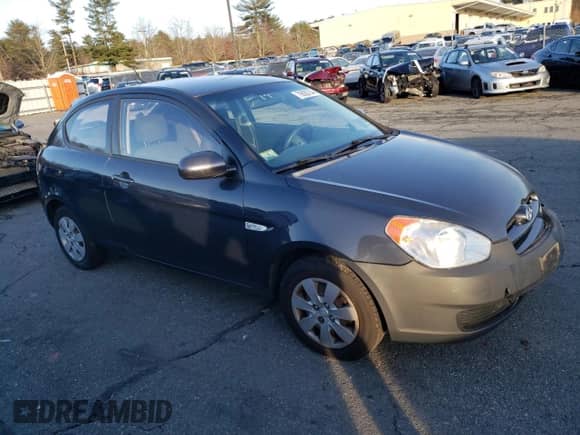2010 Hyundai Accent GS z VIN KMHCM3AC9AU180824, wystawiony jako Copart lot #79826734 z przebiegiem 158 864 mil mil oraz Czysty tytuł • Clean title. Historia ofert i sprzedaży dostępna na DreamBid. Obrazek 4.
