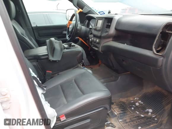 2022 Ram 1500 Tradesman z VIN 1C6SRFNT0NN416927, wystawiony jako IAAI lot #42019996 z przebiegiem 91 025 mil mil oraz . Historia ofert i sprzedaży dostępna na DreamBid. Obrazek 5.