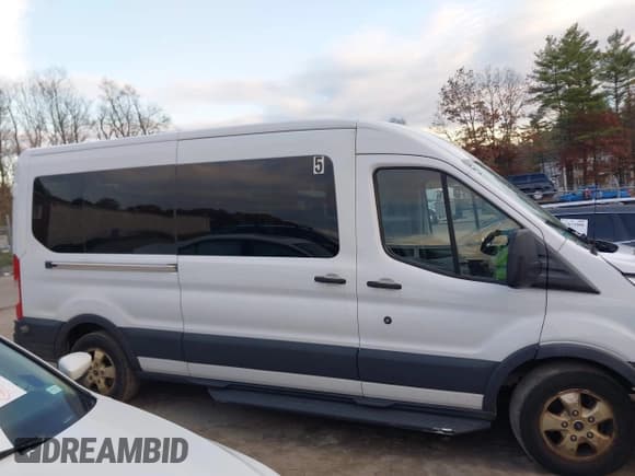 ✅ 2018 Ford Transit Passenger XL • VIN: 1FBAX2CM3JKA79877 • Lot: 43676273. Wystawiony na IAAI z przebiegiem 96 733 mil. Bezpłatny archiwum sprzedaży aukcyjnych z USA i szczegółowy raport historii pojazdu na DreamBid. Zdjęcie 14.