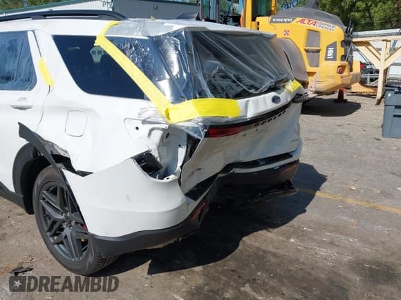 ✅ 2025 Ford Explorer ST-Line • VIN: 1FMUK8KH9SGC05514 • Lot: 43329786. Listed on IAAI with 4,047 mi. Free auction sales archive from the USA and detailed vehicle history report at DreamBid. Image 6.