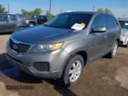 ✅ 2012 Kia Sorento LX • VIN: 5XYKTDA28CG225045 • Лот: 43094407. Опубликован ранее на IAAI с пробегом 218 438 миль. Бесплатный доступ к архиву аукционных продаж из США и подробный отчёт об истории автомобиля на DreamBid. Изображение 2.