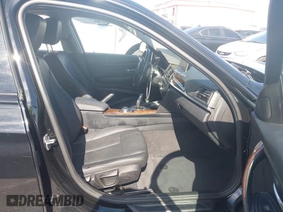 ✅ 2015 BMW 3 Series 320i • VIN: WBA3B1G52FNT06334 • Лот: 43598807. Опубликован ранее на IAAI с пробегом 65 920 миль. Бесплатный доступ к архиву аукционных продаж из США и подробный отчёт об истории автомобиля на DreamBid. Изображение 5.