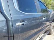 ✅ 2019 Chevrolet Silverado 1500 LT Trail Boss • VIN: 1GCPYFED2KZ152401 • Lot: 42211371. Wystawiony na IAAI z przebiegiem 106 796 mil. Bezpłatny archiwum sprzedaży aukcyjnych z USA i szczegółowy raport historii pojazdu na DreamBid. Zdjęcie 20.