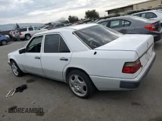 ✅ 1992 Mercedes-Benz 400 E • VIN: WDBEA34E9NB732177 • Лот: 46317205. Опубликован ранее на Copart с пробегом 254 133 миль. Бесплатный доступ к архиву аукционных продаж из США и подробный отчёт об истории автомобиля на DreamBid. Изображение 2.