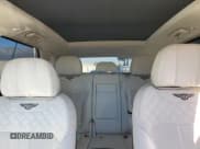 ✅ 2019 Bentley Bentayga V8 • VIN: SJAAM2ZV7KC027119 • Lot: 84956865. Wystawiony na Copart z przebiegiem 52 297 mil. Bezpłatny archiwum sprzedaży aukcyjnych z USA i szczegółowy raport historii pojazdu na DreamBid. Zdjęcie 10.