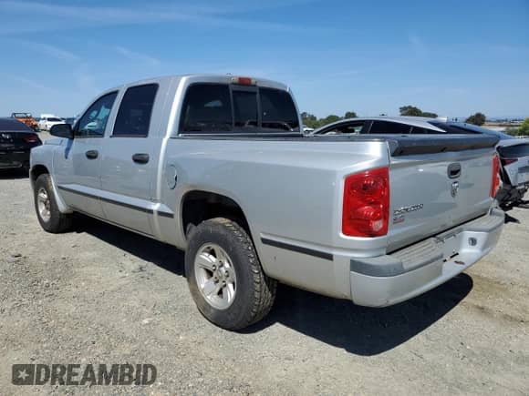 2008 Dodge Dakota SLT z VIN 1D7HE48K48S506258, wystawiony jako Copart lot #67622184 z przebiegiem 257 877 mil mil oraz Czysty tytuł • Clean title. Historia ofert i sprzedaży dostępna na DreamBid. Obrazek 2.