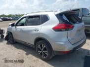 ✅ 2017 Nissan Rogue S • VIN: 5N1AT2MTXHC887429 • Lot: 42440682. Wystawiony na IAAI z przebiegiem Nie podano. Bezpłatny archiwum sprzedaży aukcyjnych z USA i szczegółowy raport historii pojazdu na DreamBid. Zdjęcie 3.