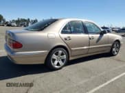 ✅ 2000 Mercedes-Benz E 320 • VIN: WDBJF70J6YB165876 • Lot: 90139305. Wystawiony na Copart z przebiegiem 87 574 mil. Bezpłatny archiwum sprzedaży aukcyjnych z USA i szczegółowy raport historii pojazdu na DreamBid. Zdjęcie 3.