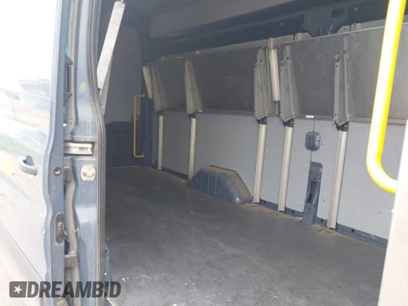 ✅ 2021 Ford Transit Cargo • VIN: 1FTBR3X84MKA82773 • Lot: 42340746. Wystawiony na IAAI z przebiegiem 102 033 mil. Bezpłatny archiwum sprzedaży aukcyjnych z USA i szczegółowy raport historii pojazdu na DreamBid. Zdjęcie 8.