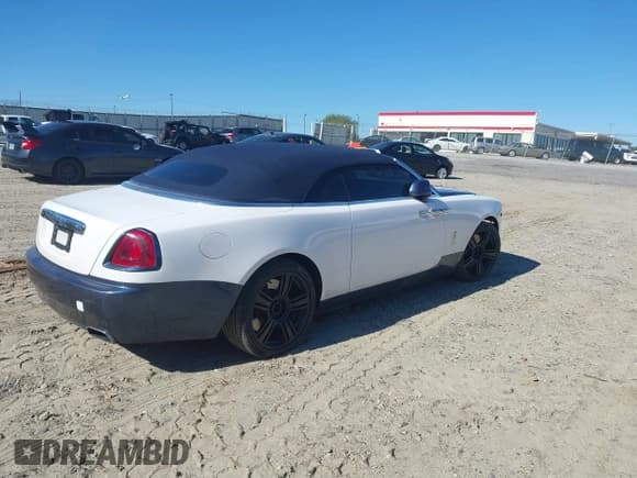 ✅ 2018 Rolls-Royce Dawn • VIN: SCA666D52JU115704 • Lot: 41816328. Wystawiony na IAAI z przebiegiem 41 305 mil. Bezpłatny archiwum sprzedaży aukcyjnych z USA i szczegółowy raport historii pojazdu na DreamBid. Zdjęcie 4.