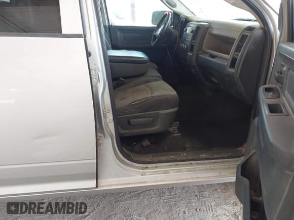 ✅ 2009 Dodge 1500 ST • VIN: 1D3HB18P09S732349 • Lot: 43079416. Wystawiony na IAAI z przebiegiem 376 507 mil. Bezpłatny archiwum sprzedaży aukcyjnych z USA i szczegółowy raport historii pojazdu na DreamBid. Zdjęcie 5.