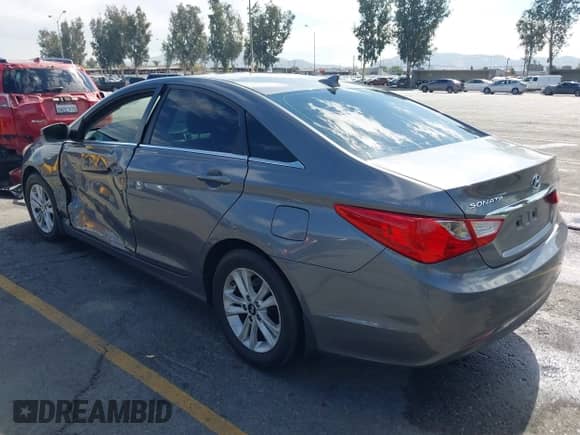 2013 Hyundai Sonata GLS z VIN 5NPEB4AC0DH624440, wystawiony jako IAAI lot #43495618 z przebiegiem 75 970 mil mil oraz . Historia ofert i sprzedaży dostępna na DreamBid. Obrazek 3.