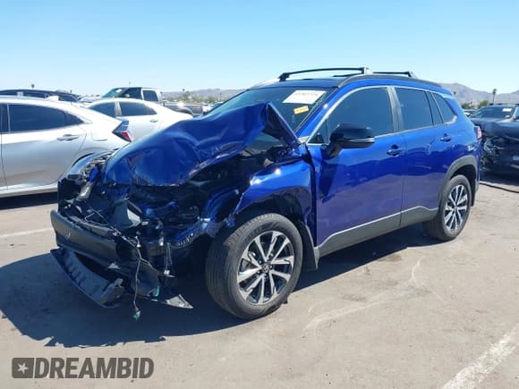 ✅ 2025 Toyota Corolla Cross XLE • VIN: 7MUDAAAG0SV131824 • Lot: 43303724. Wystawiony na IAAI z przebiegiem 12 382 mil. Bezpłatny archiwum sprzedaży aukcyjnych z USA i szczegółowy raport historii pojazdu na DreamBid. Zdjęcie 2.