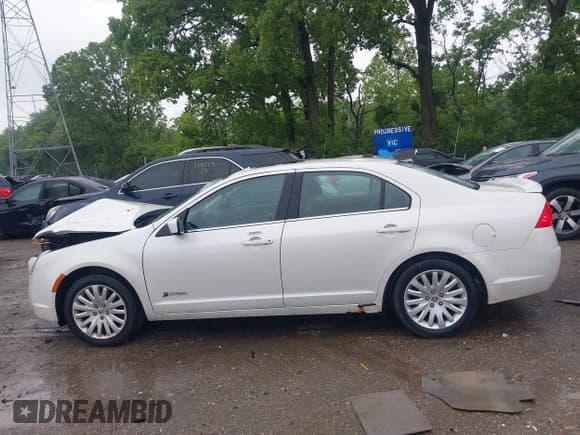 ✅ 2010 Mercury Milan Hybrid • VIN: 3MEDM0L35AR612321 • Lot: 42297872. Listed on IAAI with 205,182 mi. Free auction sales archive from the USA and detailed vehicle history report at DreamBid. Image 15.