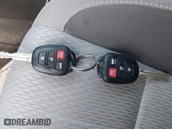 ✅ 2018 Toyota Corolla SE • VIN: 5YFBURHE7JP802070 • Lot: 43808126. Wystawiony na IAAI z przebiegiem 211 452 mil. Bezpłatny archiwum sprzedaży aukcyjnych z USA i szczegółowy raport historii pojazdu na DreamBid. Zdjęcie 11.