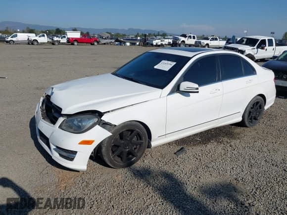 ✅ 2013 Mercedes-Benz C 300 Sport • VIN: WDDGF8AB8DR282519 • Лот: 43269194. Опубликован ранее на IAAI с пробегом 154 099 миль. Бесплатный доступ к архиву аукционных продаж из США и подробный отчёт об истории автомобиля на DreamBid. Изображение 2.