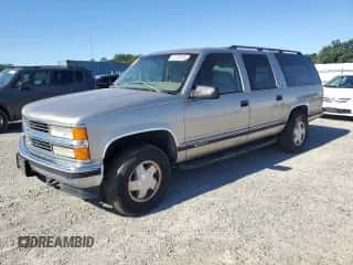 1999 Chevrolet Suburban z VIN 3GNFK16R8XG136339, wystawiony jako Copart lot #55705555 z przebiegiem 145 130 mil mil oraz Szkoda całkowita • Salvage title. Historia ofert i sprzedaży dostępna na DreamBid. Obrazek 1.